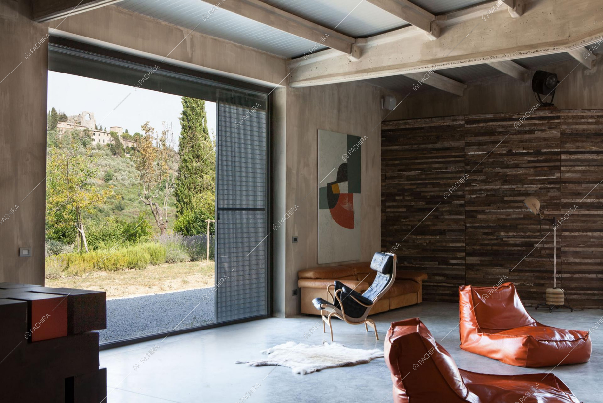 Zona living con ampie vetrate