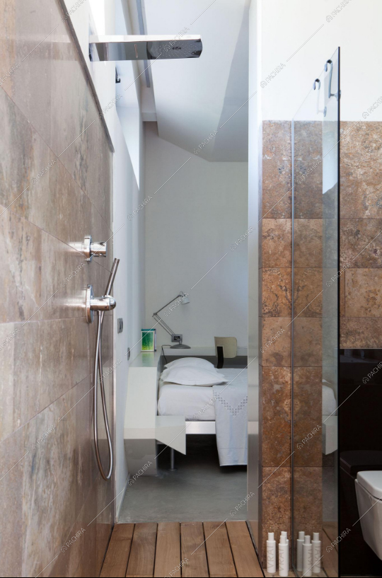 Bagno e vista su camera da letto