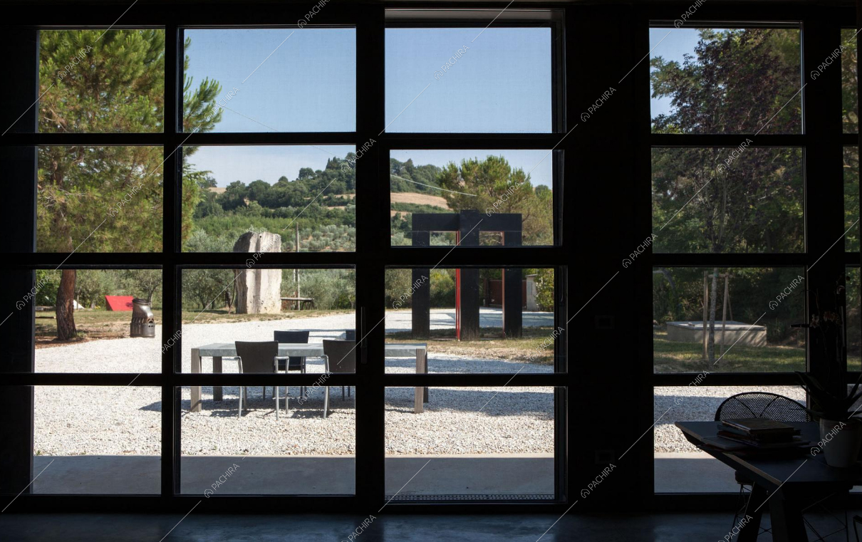 Finestre in stile industriale e vista su giardino