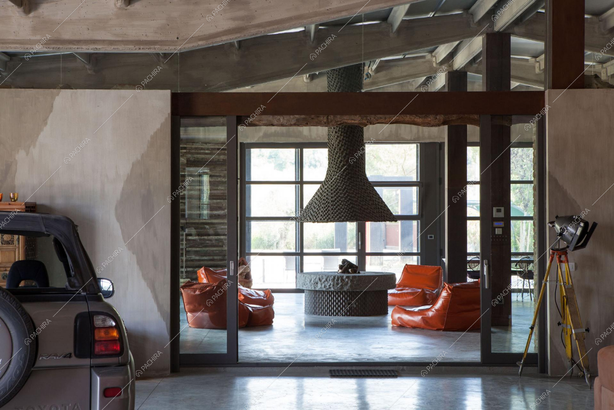 Camino design e vetrate in stile industriale