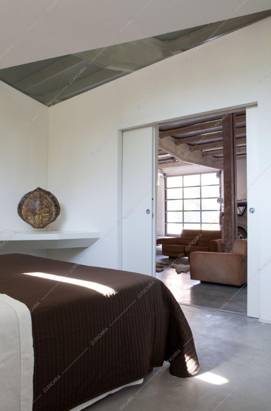 Camera da letto con vista su zona living