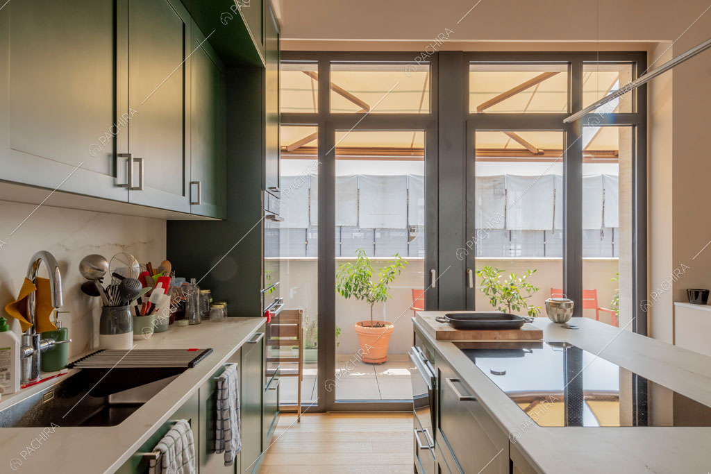 Cucina dell'appartamento Foehn, location in stile contemporaneo a Milano