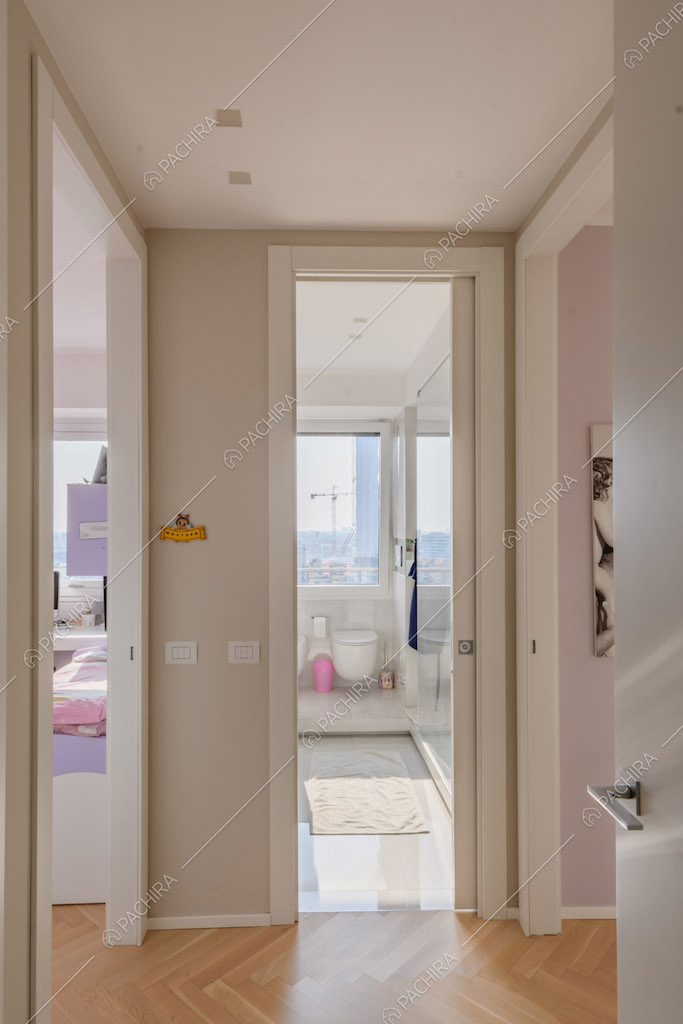 Pavimento in parquet a spina di pesce con scorcio sulla camera dei bambini