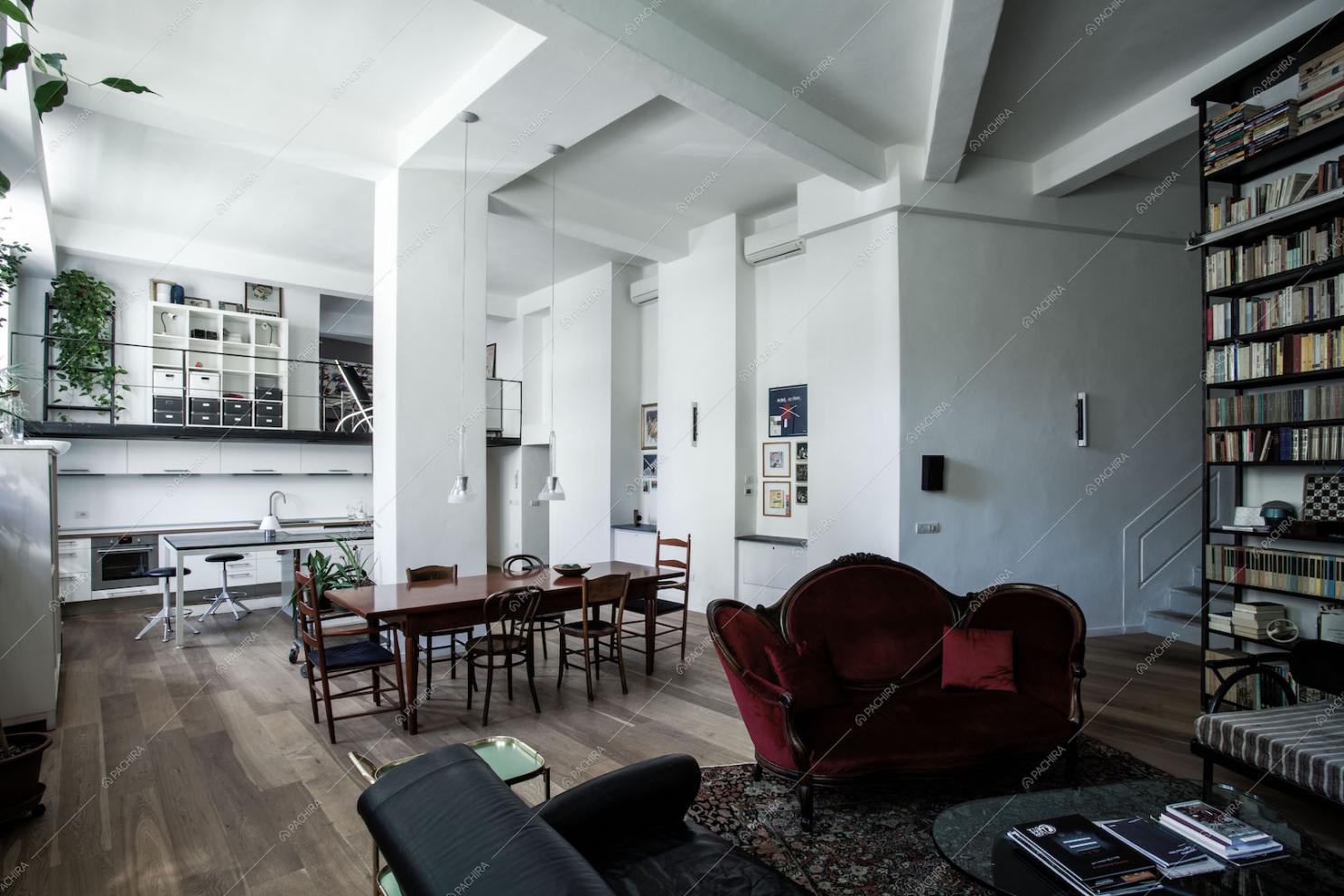 Cucina open space, colonna e travi a vista