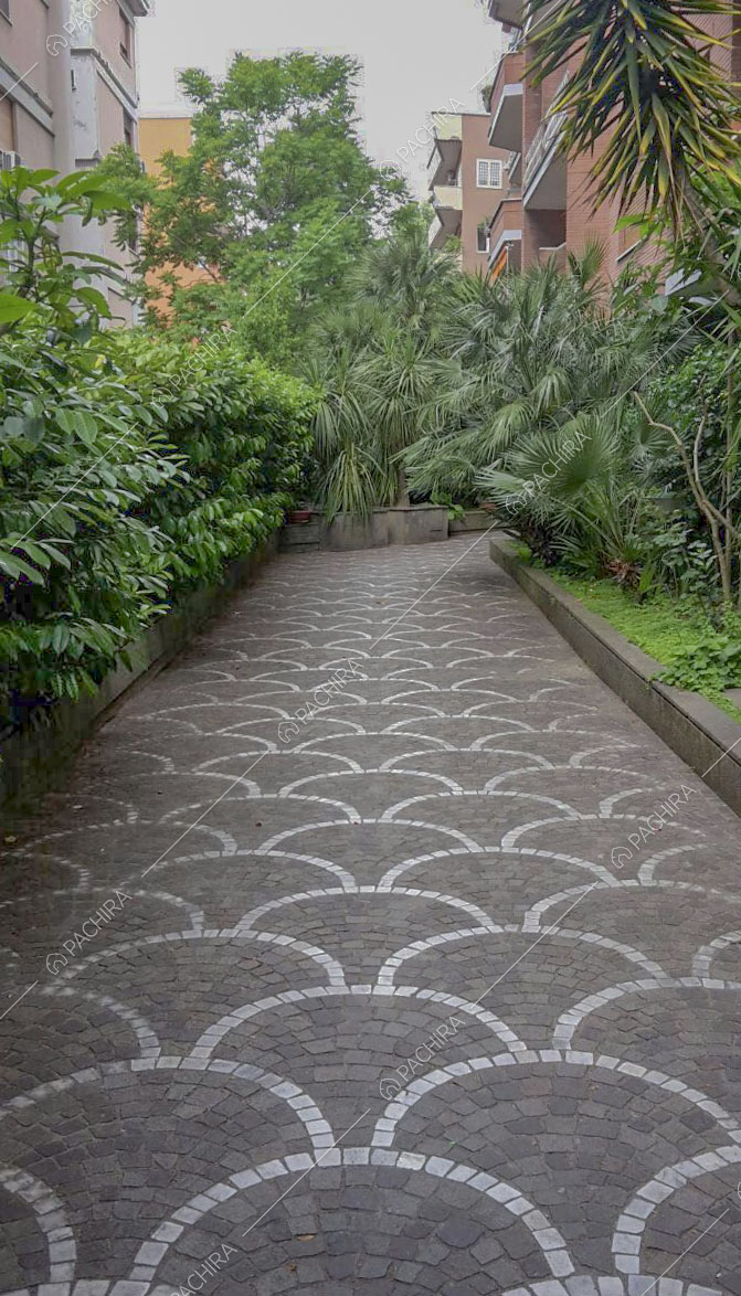 Stradina di accesso al palazzo