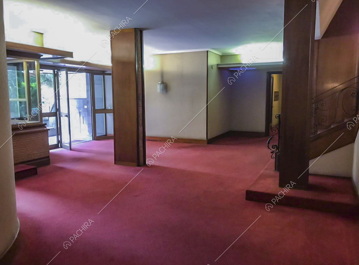 Atrio del palazzo con pavimento rosso