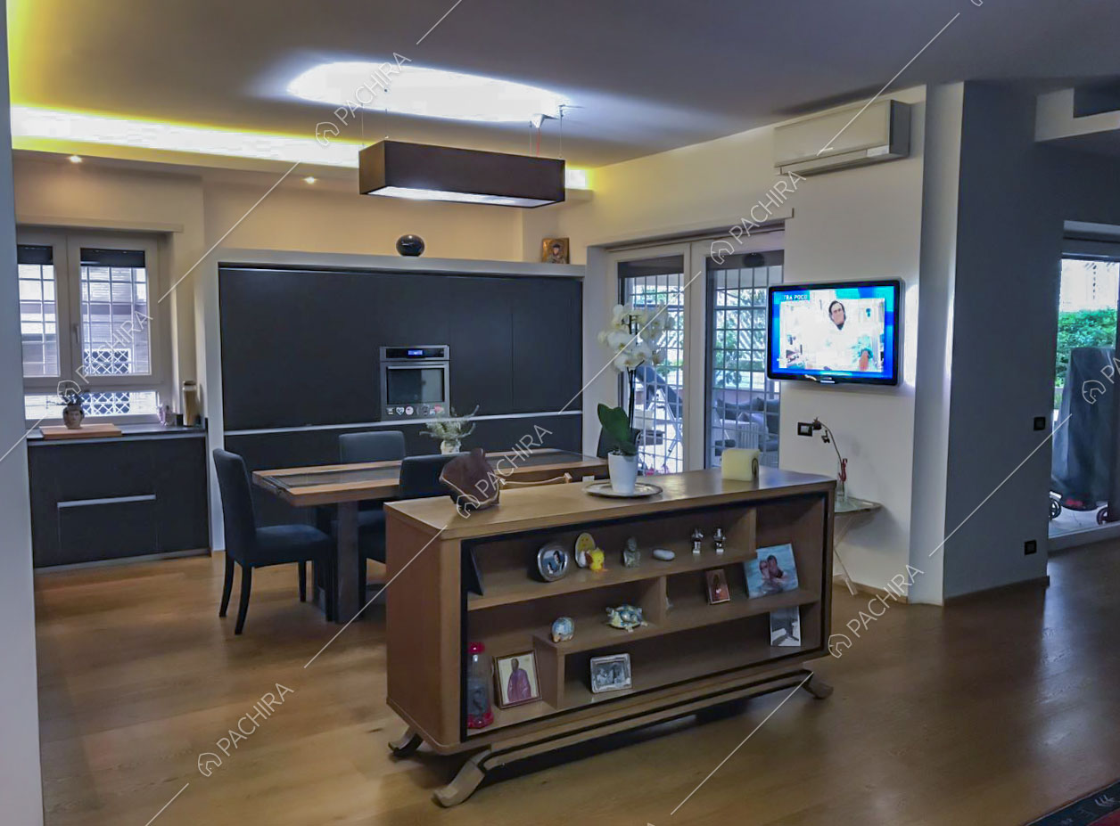 Mobile, televisione e tavolo da pranzo