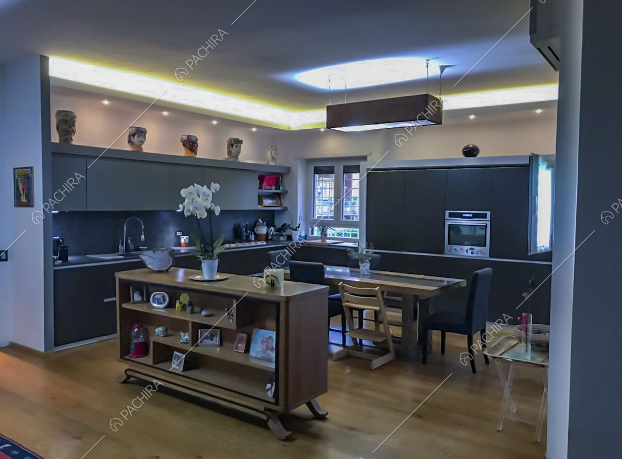 Cucina a parete con tavolo da pranzo e mobile