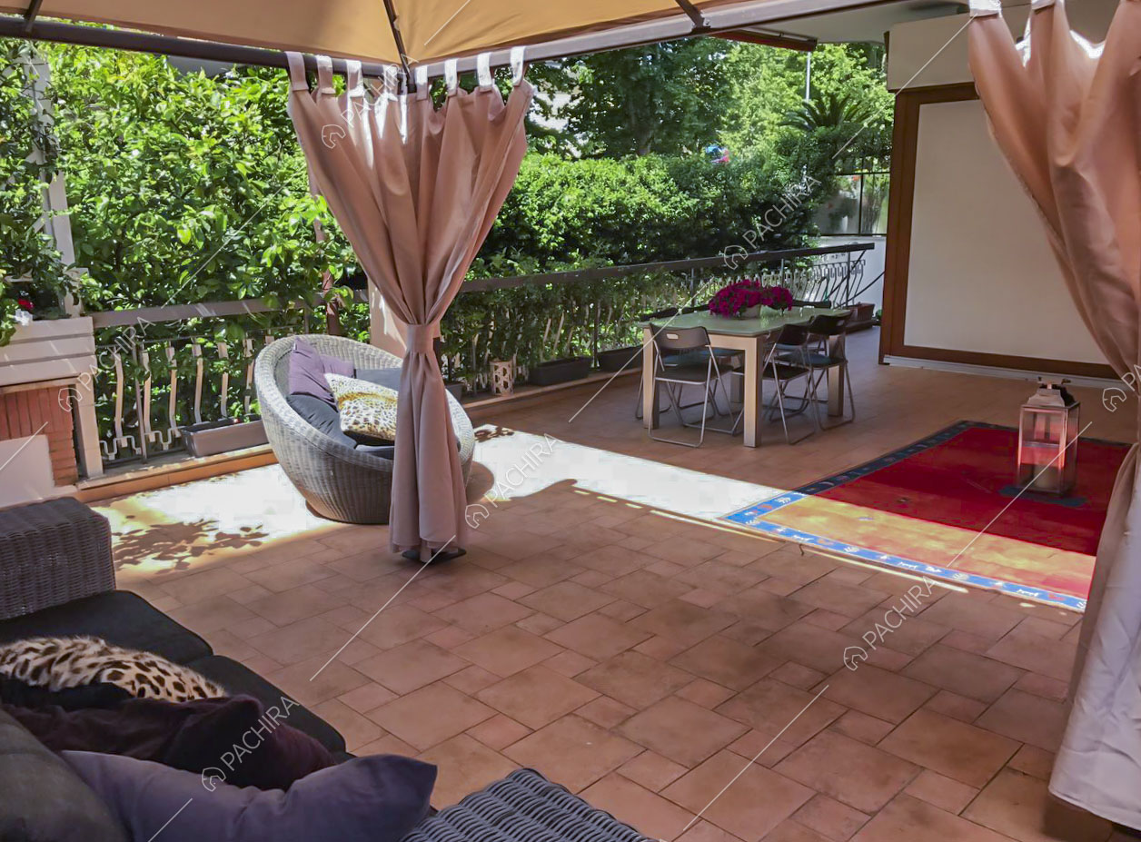 Poltrona e tavolo da pranzo sulla terrazza