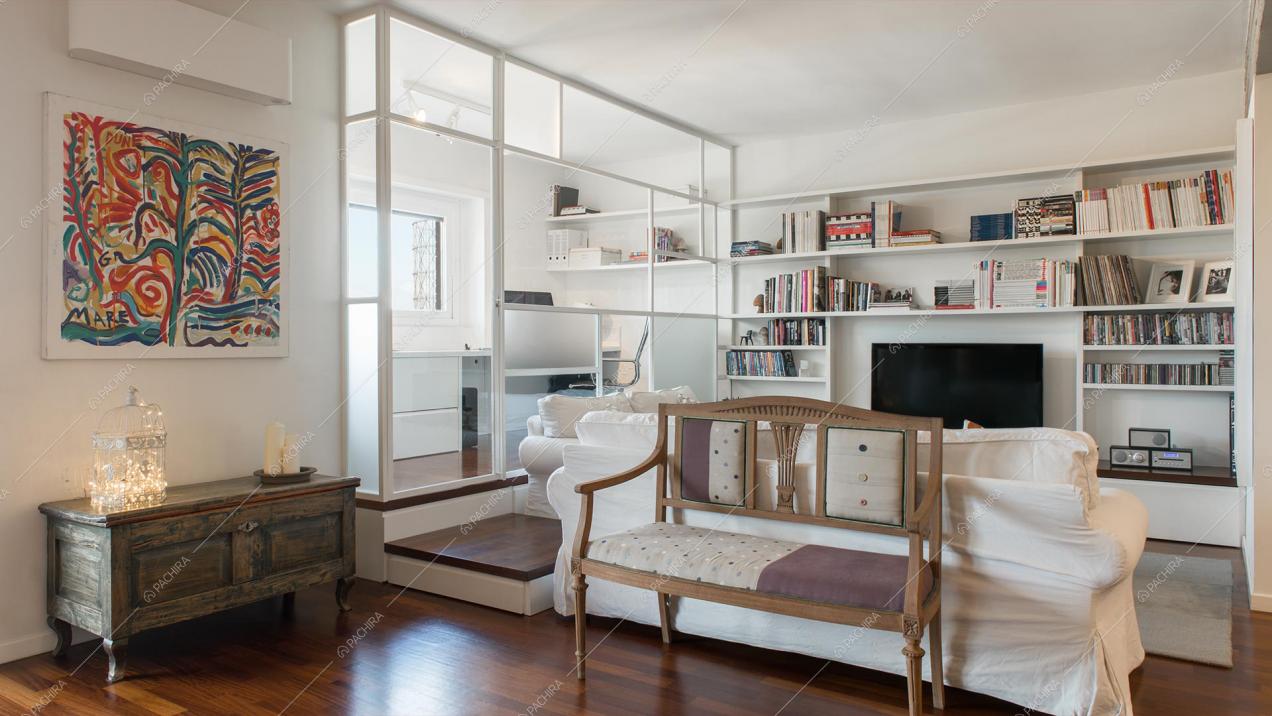 Sala con arredi moderni e opere d'arte 