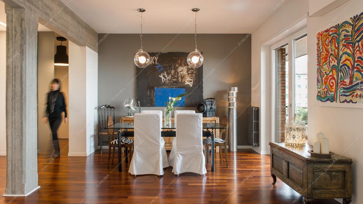 Sala da pranzo moderna con pavimento in parquet