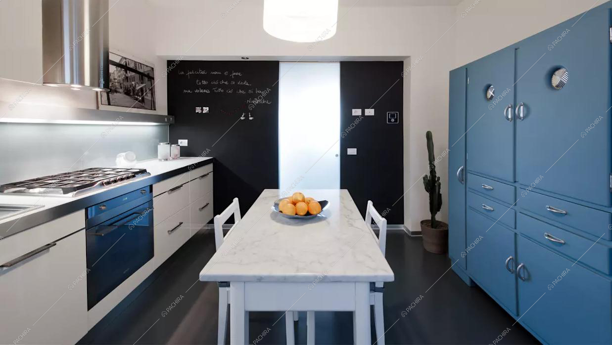 Cucina celeste con cappa e fornelli a gas