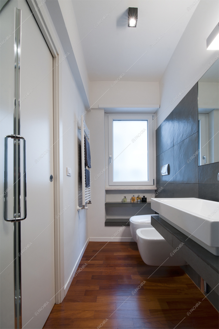 Il bagno moderno con parquet