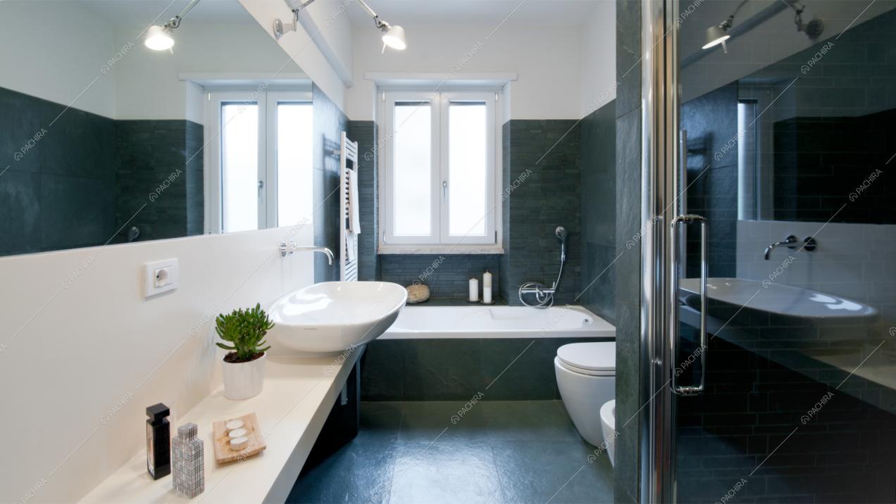 Bagno con armadio a specchio