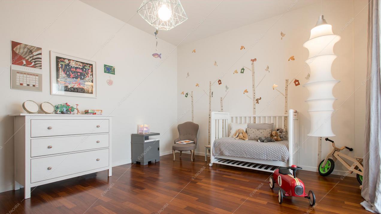 Camera da letto dei bambini con arredi moderni e parquet