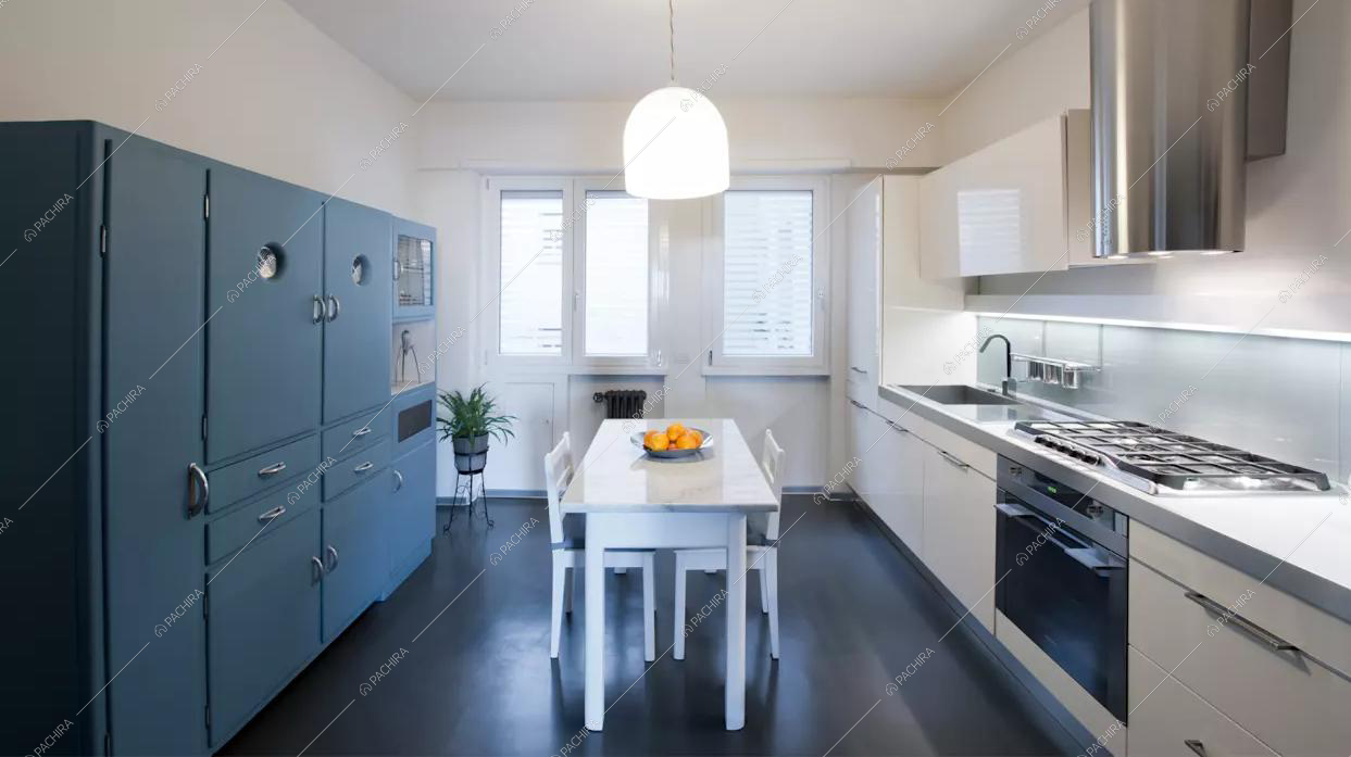 Cucina a parete con arredi celesti