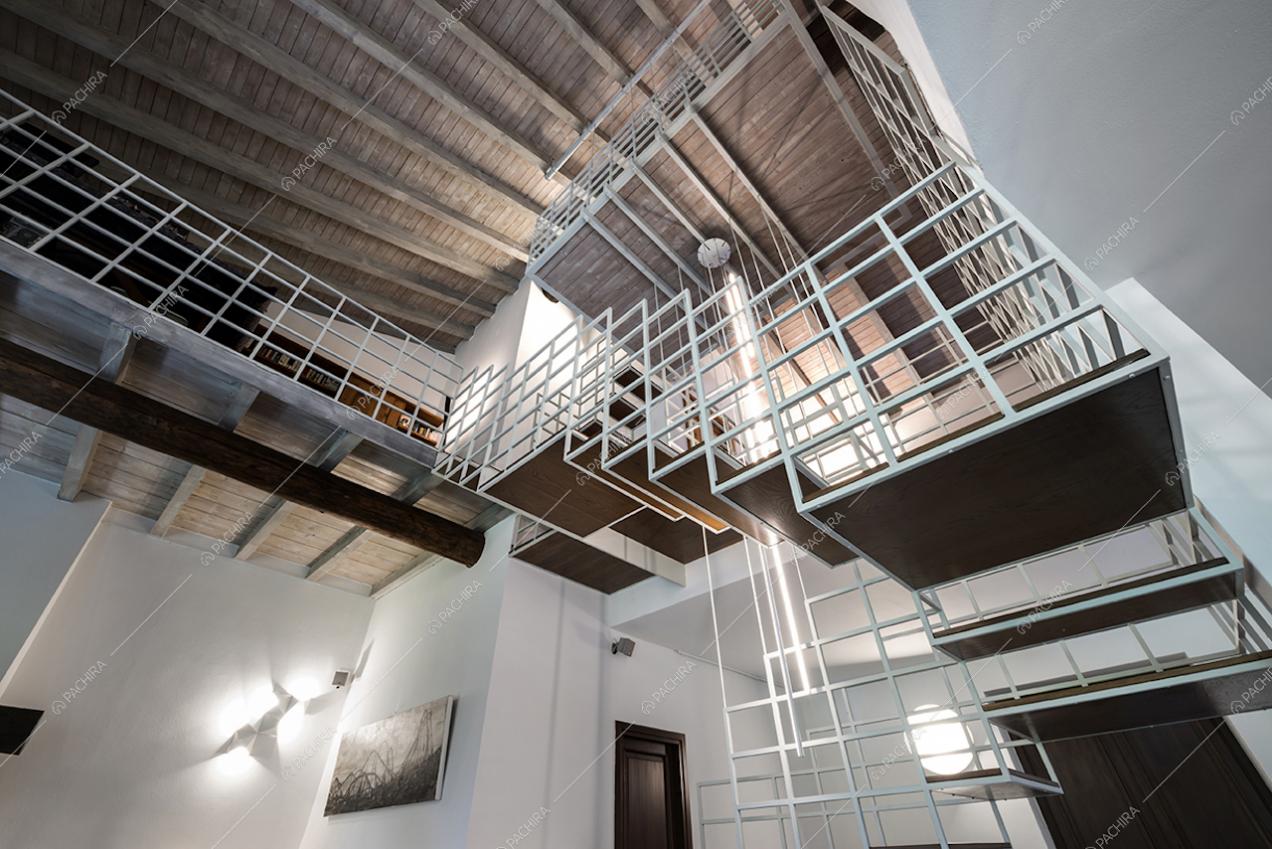 Scale di design e soffitto con travi in legno