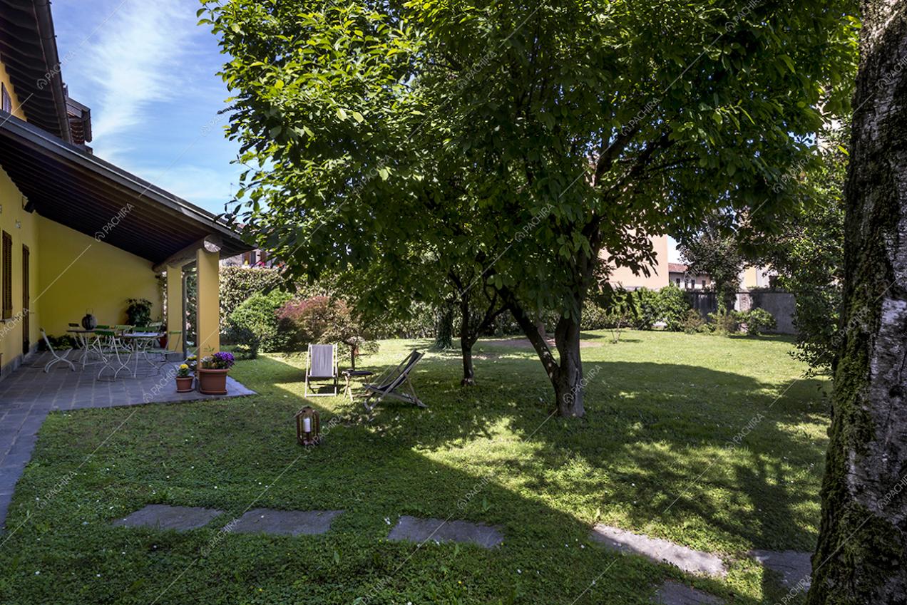 Giardino spazioso sul retro della villa