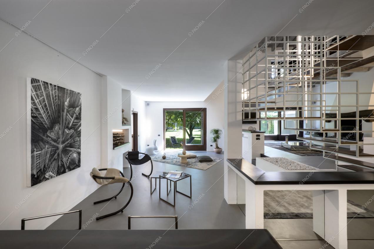 Sala di design e vetrate sul giardino
