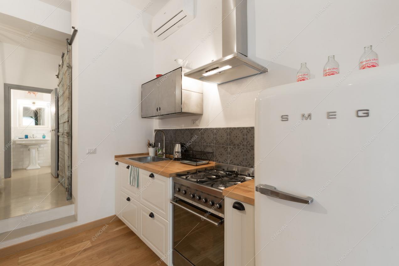 Dalla cucina con fornelli a gas vista sul lavandino del bagno