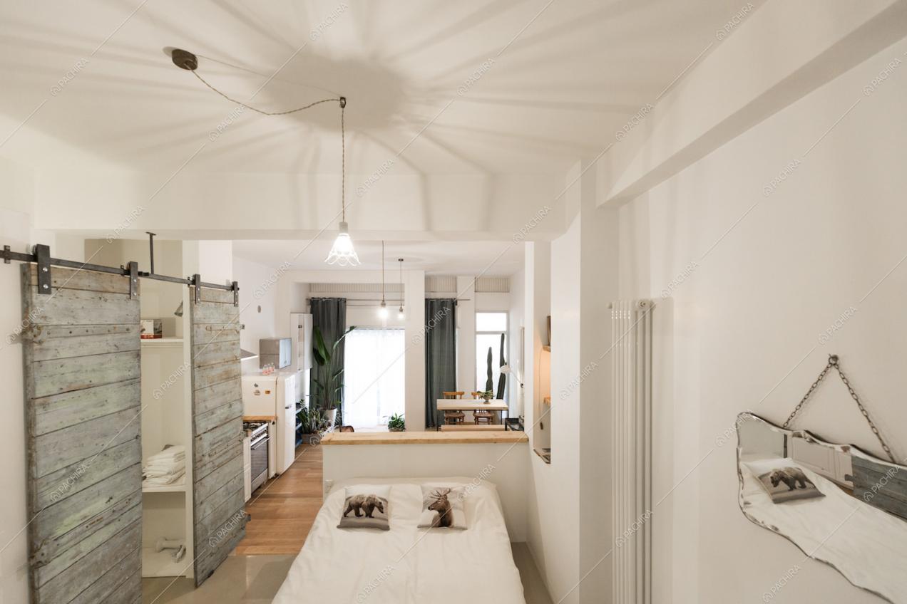 Camera da letto matrimoniale con cabina armadio privata con porte scorrevoli in legno
