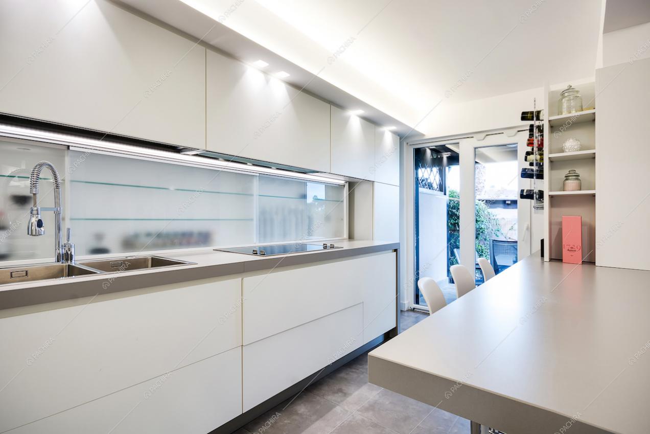Cucina con fornelli a induzione
