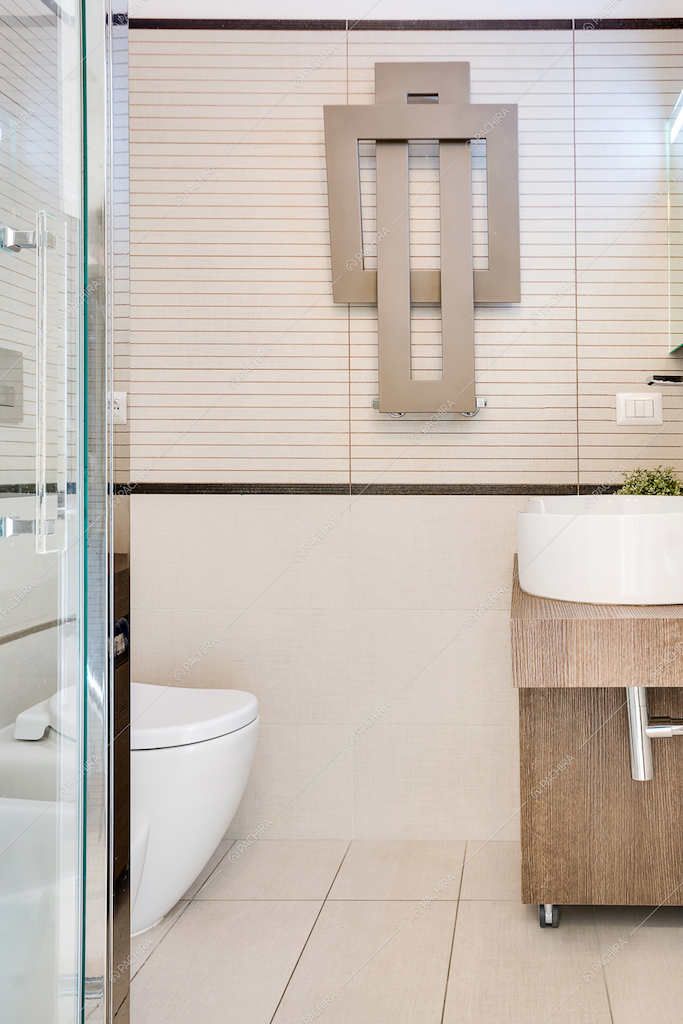 Bagno con lavandino su mobile in legno