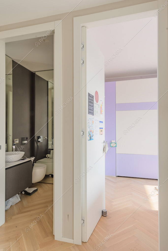 Vista sul bagno con parete nera e sulla camera da letto dei bambini