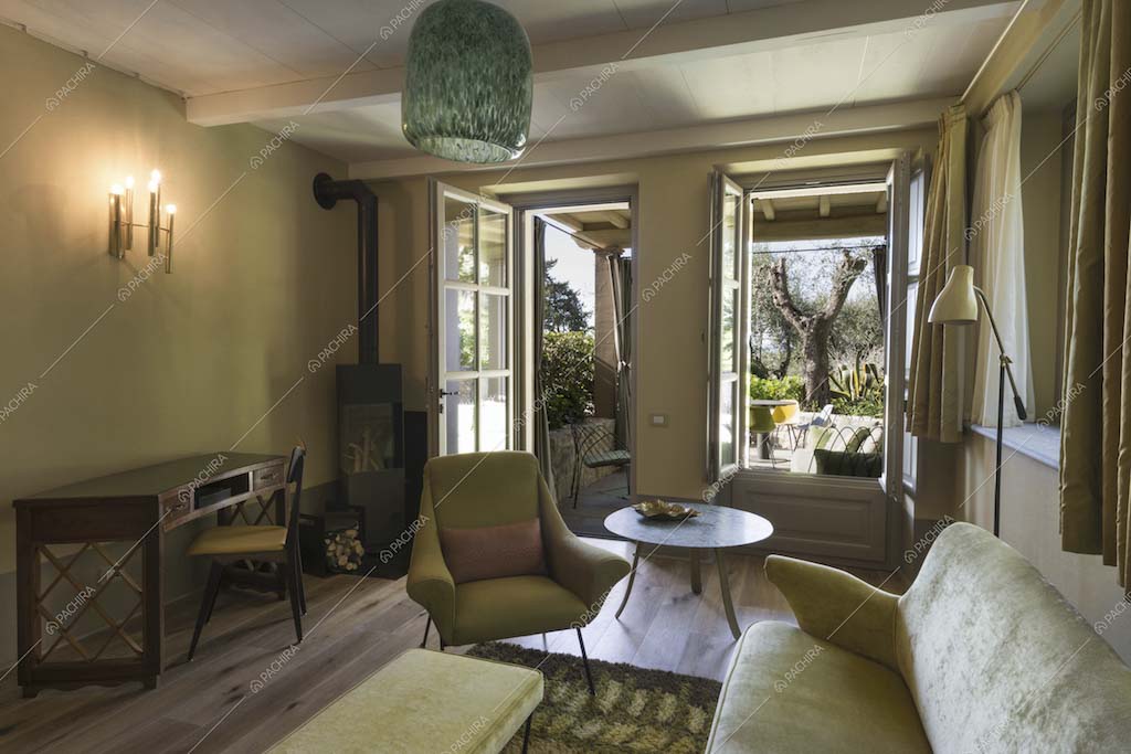 Sala con arredi di design