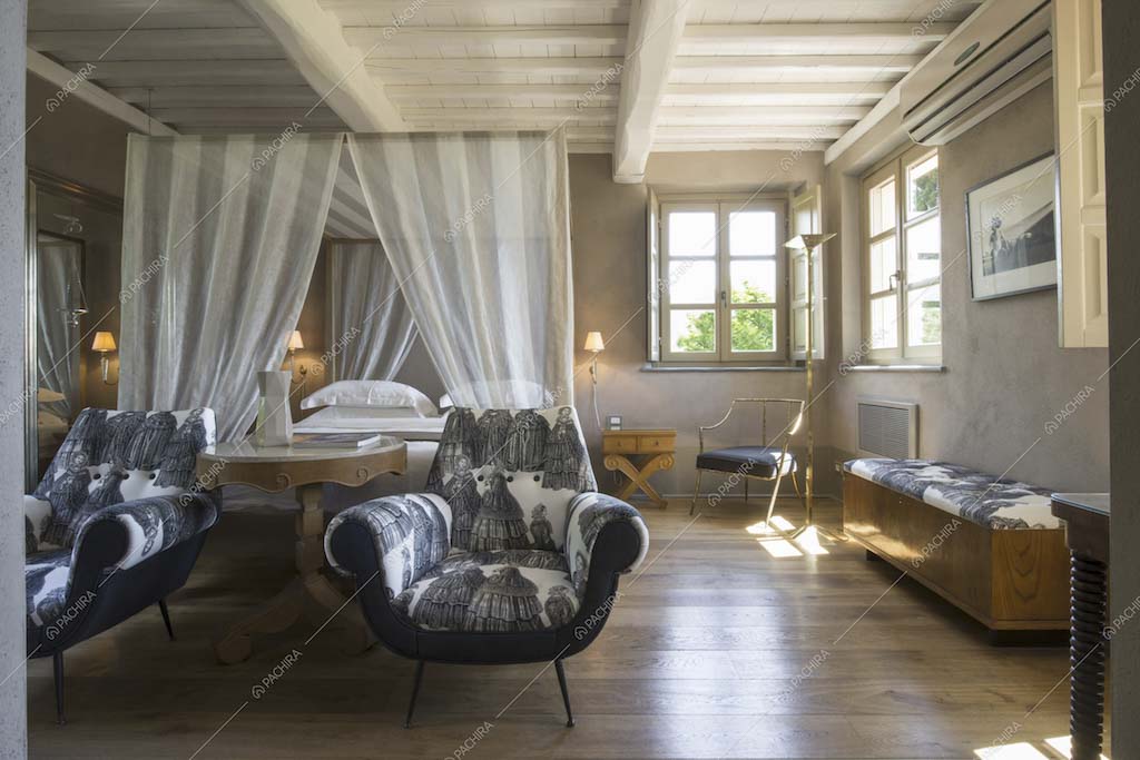 Letto a baldacchino e pavimento in parquet