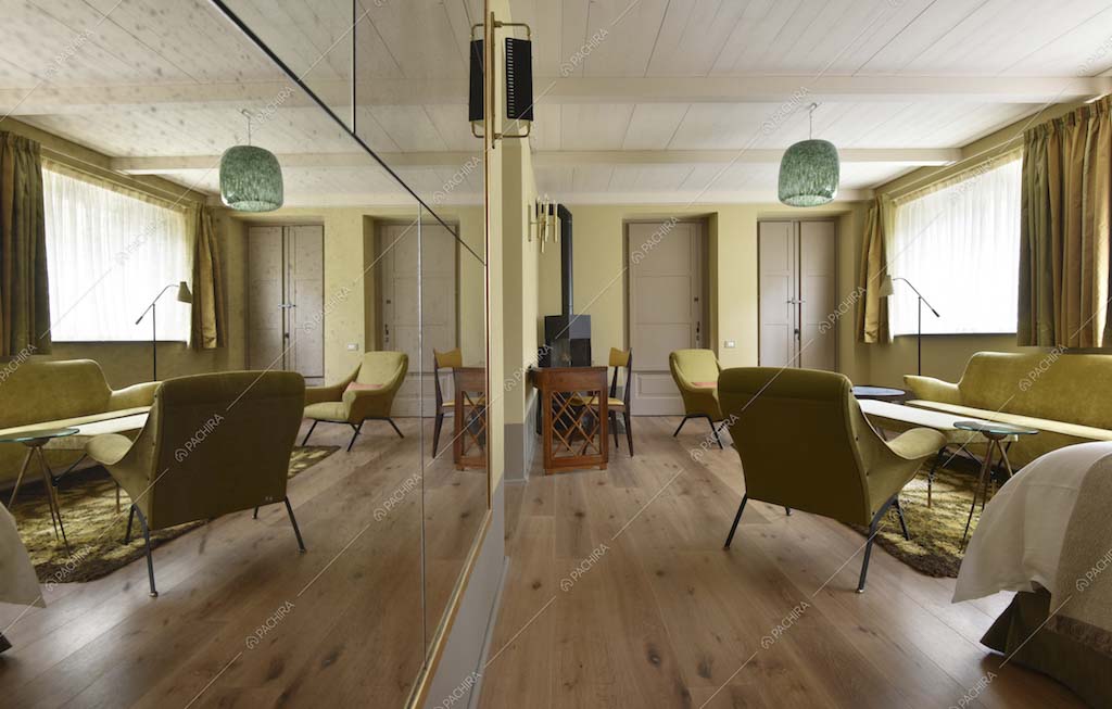 Sala con grandi specchi e pavimento in parquet