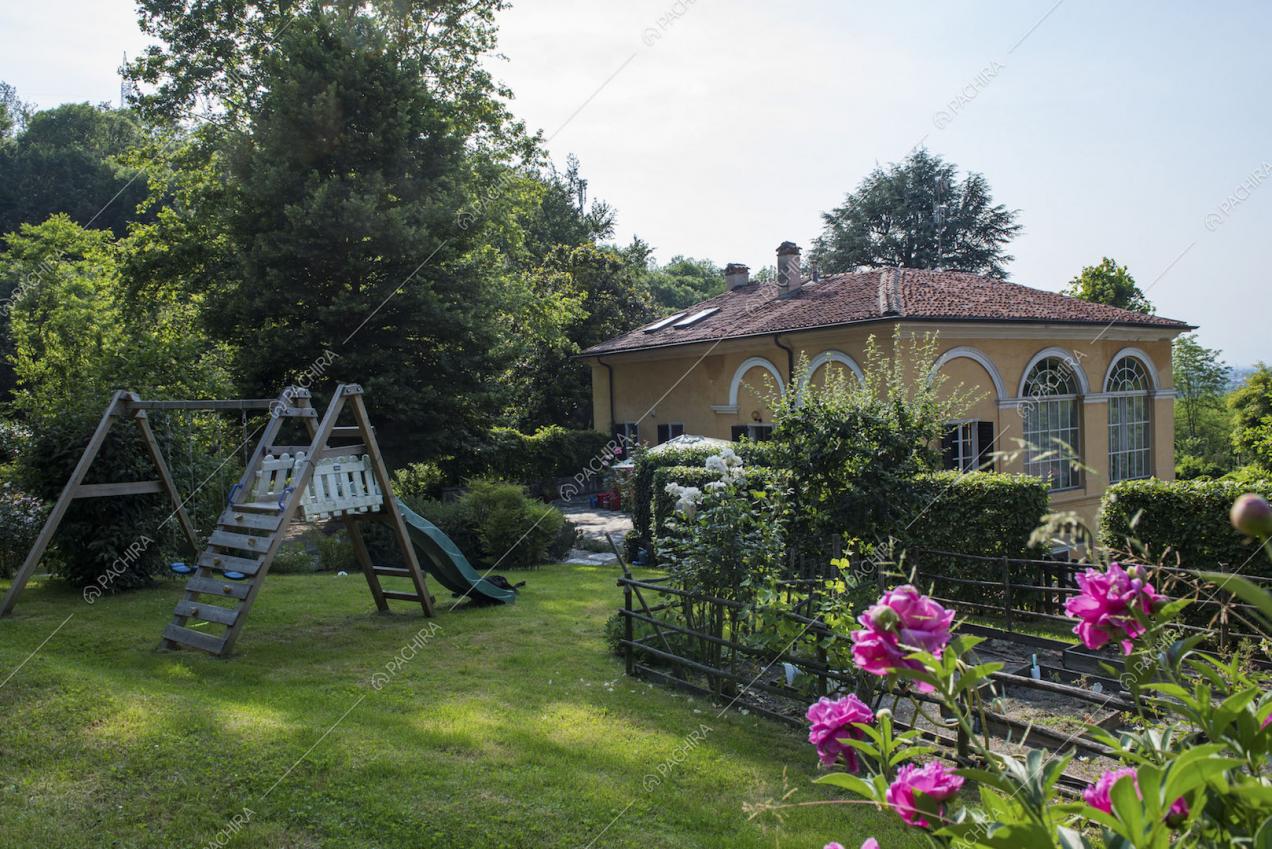 Villa inquadrata dall'esterno e parco giochi