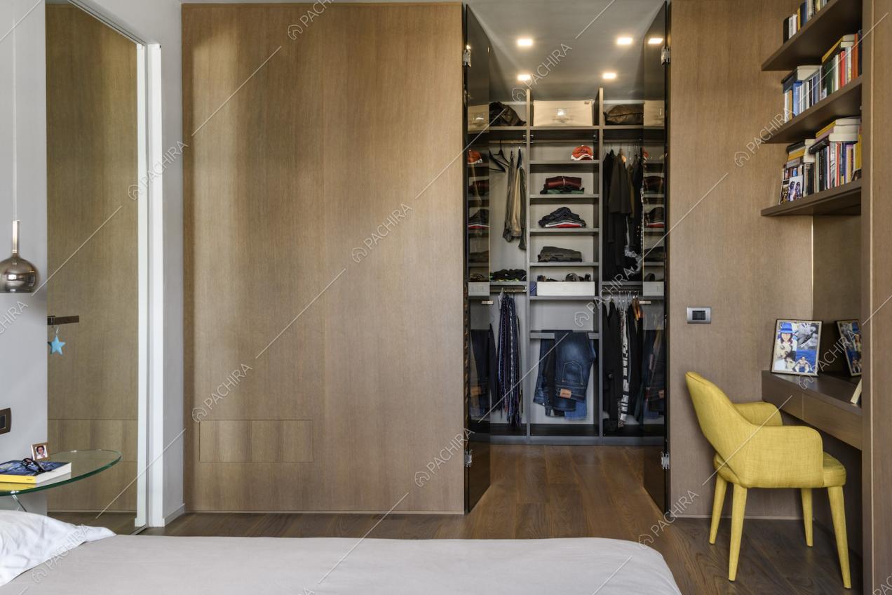 Elegante cabina armadio con pavimento in parquet