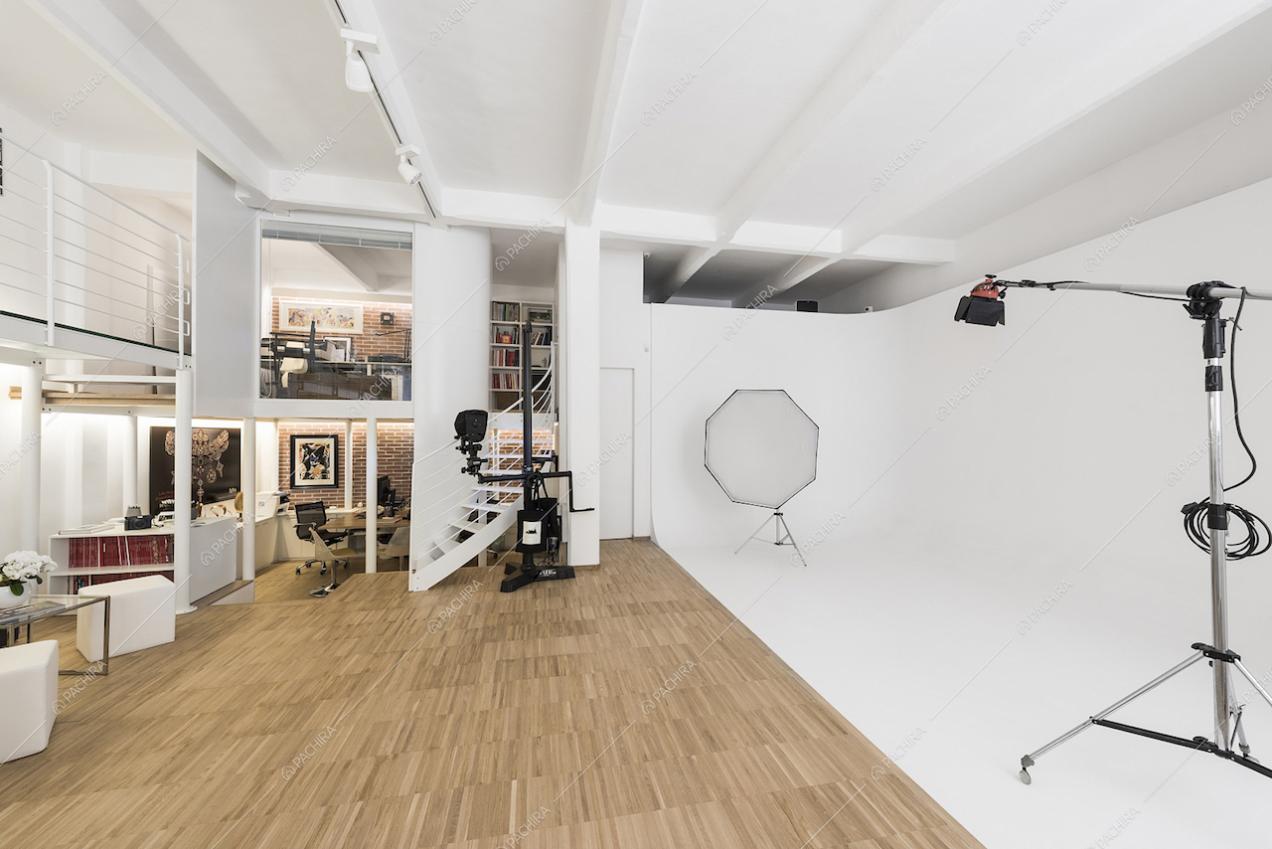 Primo livello del loft con parete bianca per servizi fotografici