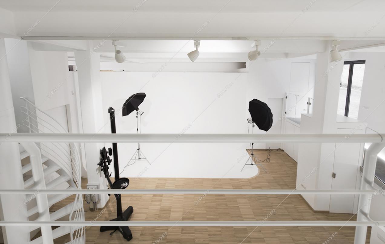 Vista sulla parete bianca del loft