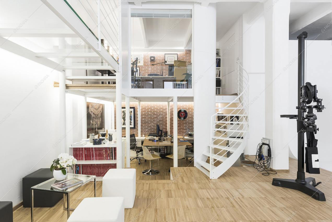 Il loft moderno con pavimento in parquet
