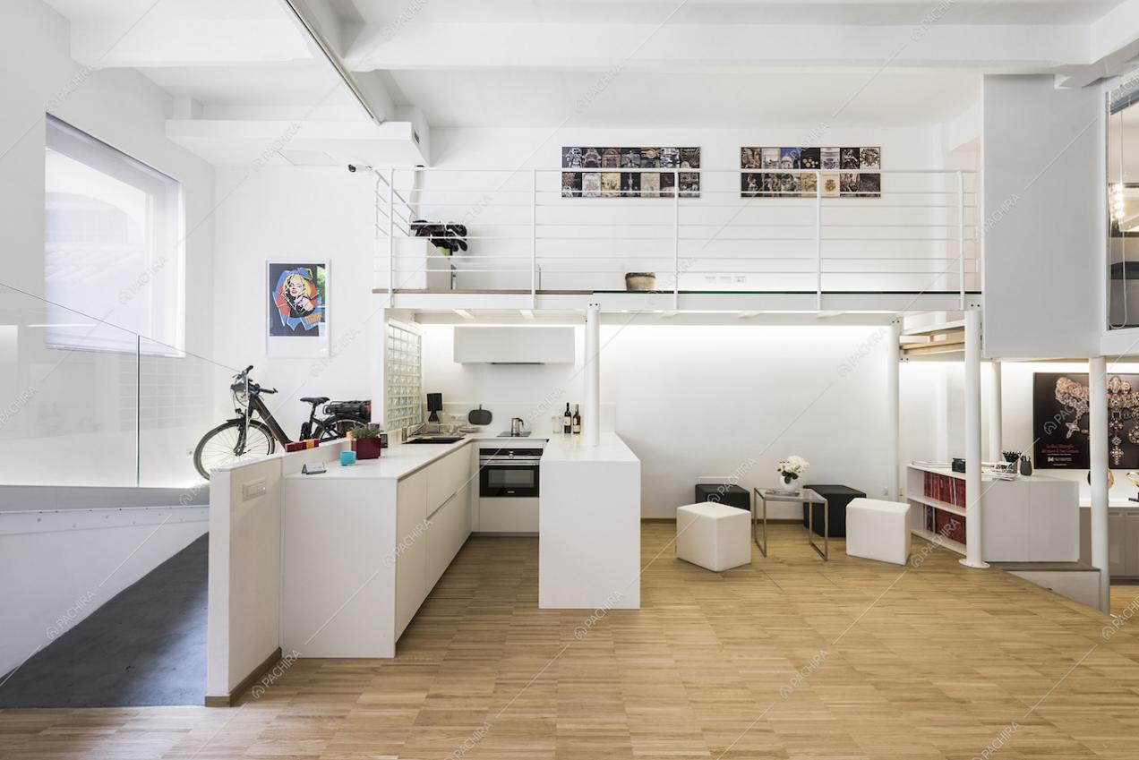 Loft moderno a Roma con pavimento in parquet