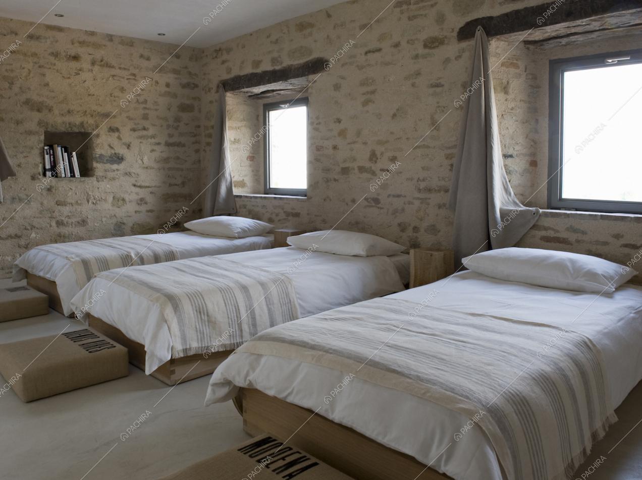 Cameretta con lettini singoli e muri in pietra
