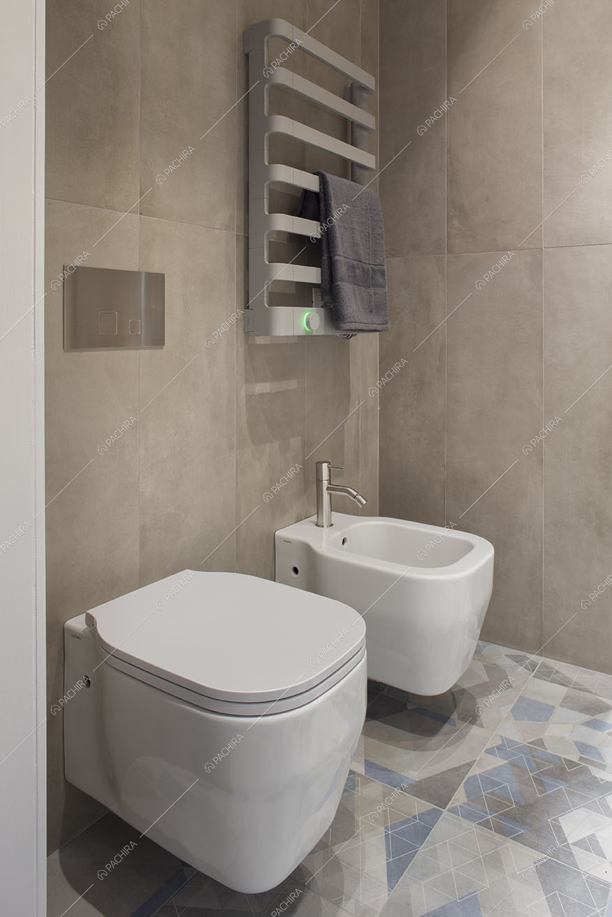 Bagno moderno con sanitari sospesi