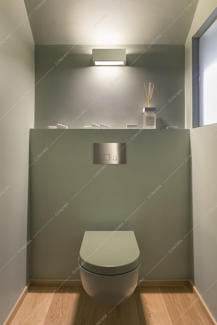 Bagno color salvia con pavimento in parquet