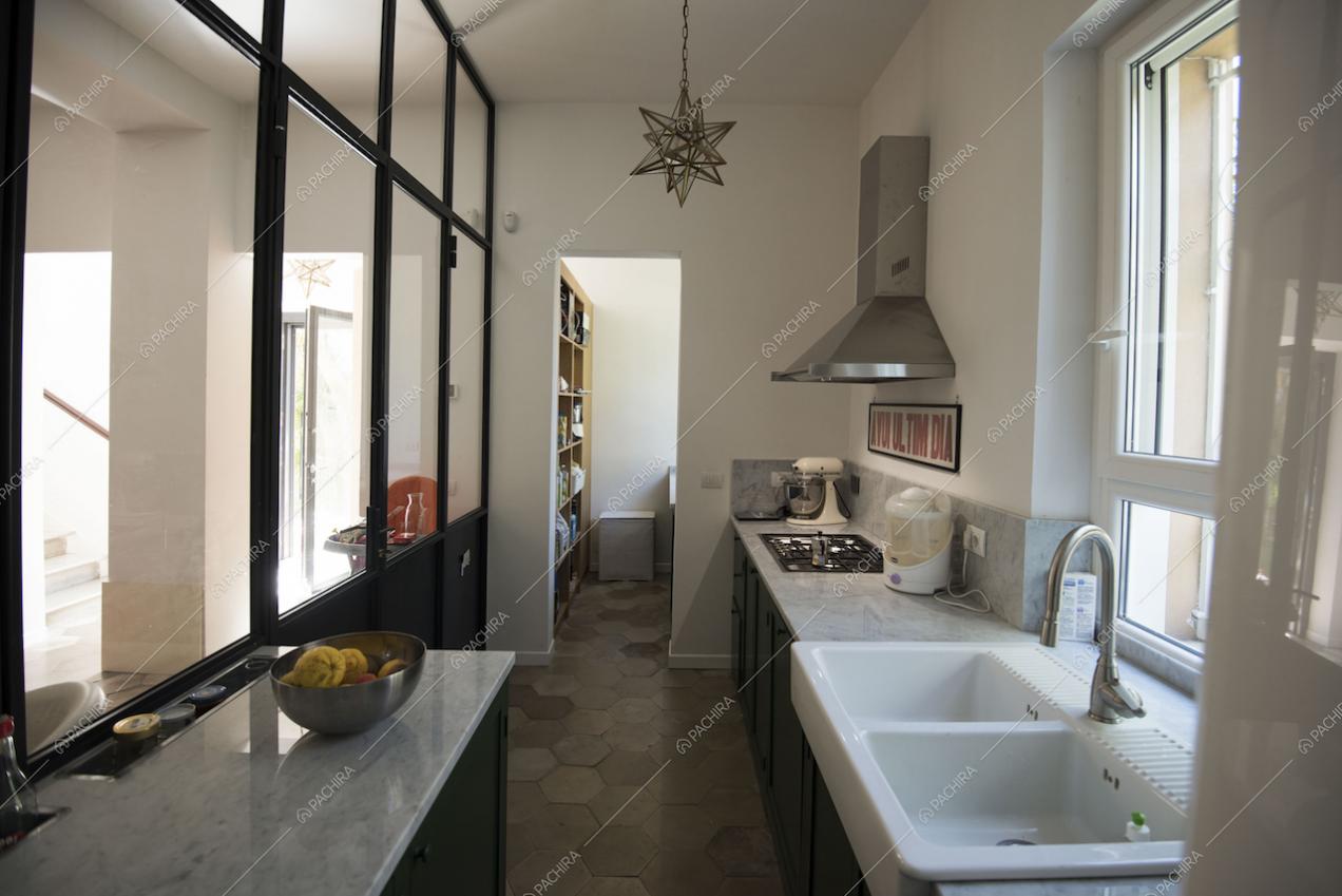 Scorcio sulla dispensa dalla cucina