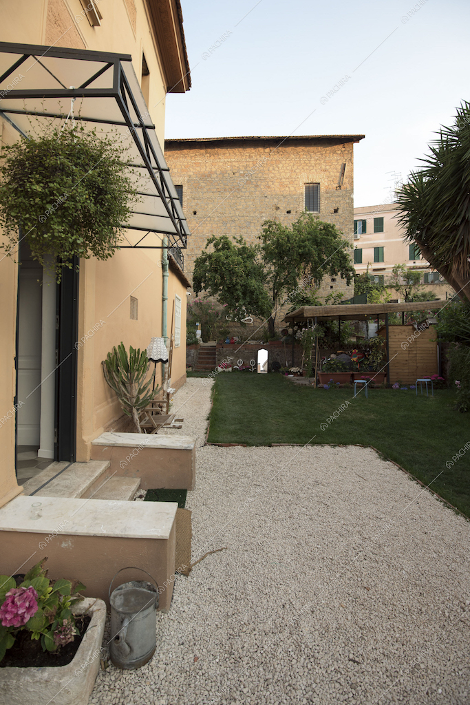 Ingresso con gradini in marmo dal giardino privato