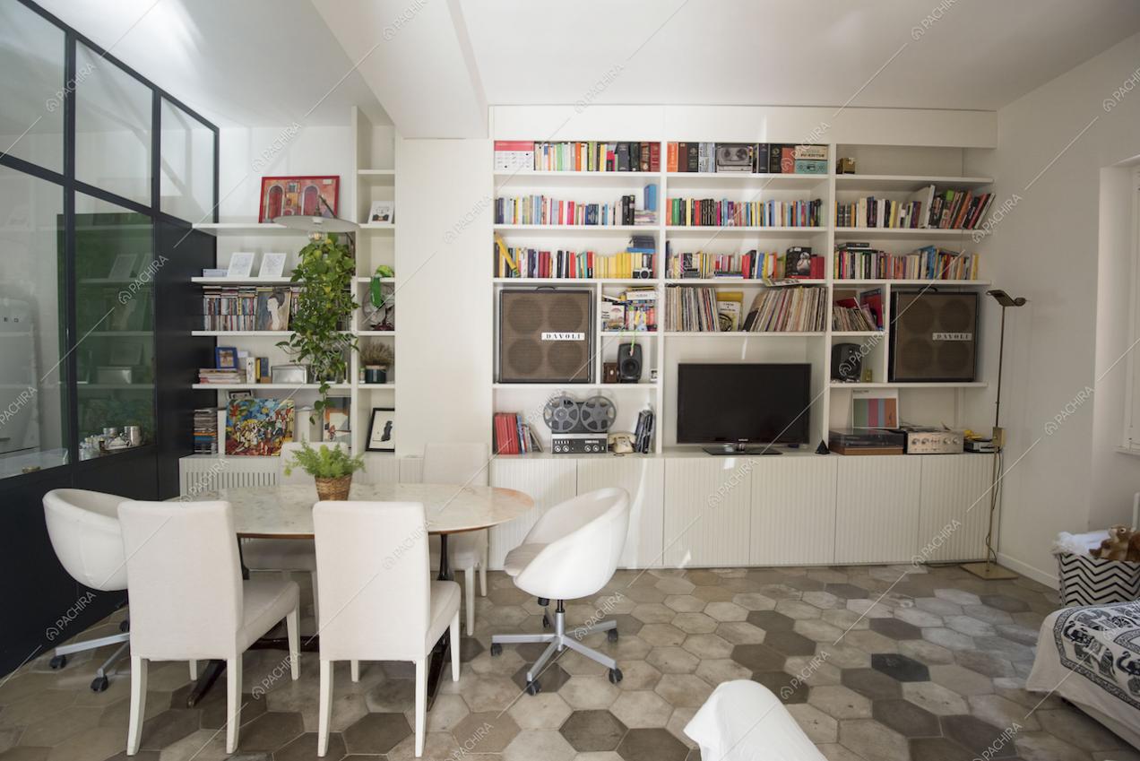 Libreria bianca a parete e tavolo da pranzo sei posti