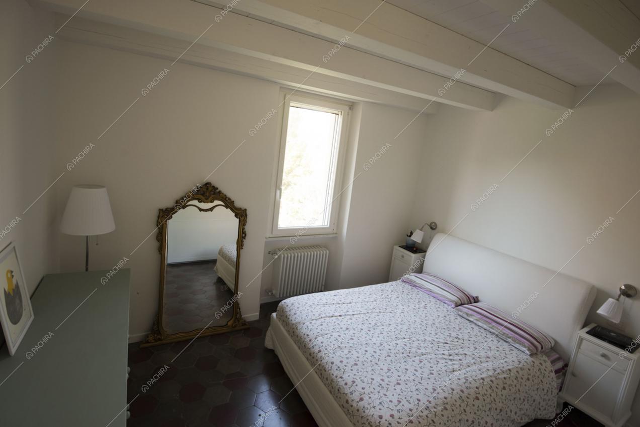 Letto a due piazze, specchio con cornice d'epoca