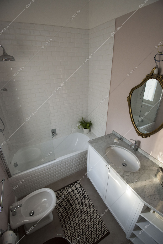 Bagno con vasca da bagno combinata con box doccia