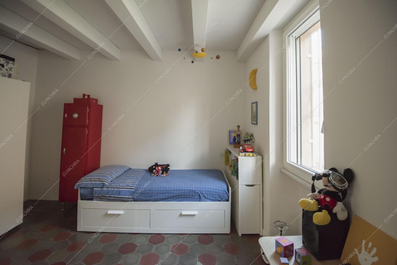 Letto singolo con struttura in legno bianca e cassetti