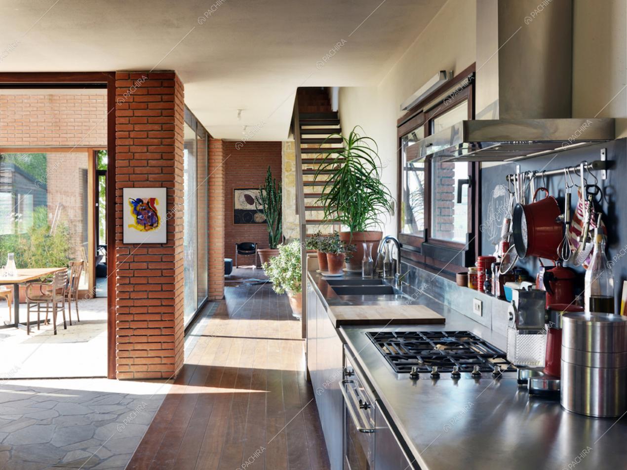 Cucina a vista con fornelli a gas nella Villa Sanseveria