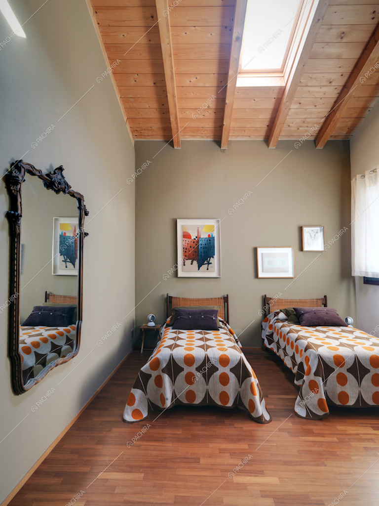 Camera da letto dei bambini con travi a vista