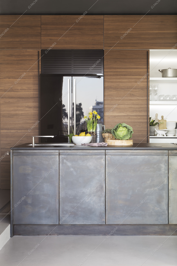 Cucina a vista moderna nell'appartamento Tulipano