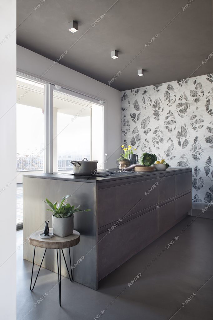 Cucina a vista con carta da parati e ampie vetrate